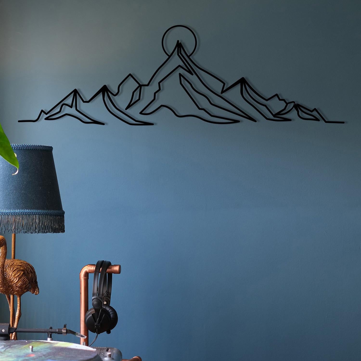 Entdecken Sie die elegante Everest Wanddeko von Wallity. Aus robustem Metall gefertigt, verleiht sie jedem Raum Stil und Raffinesse.