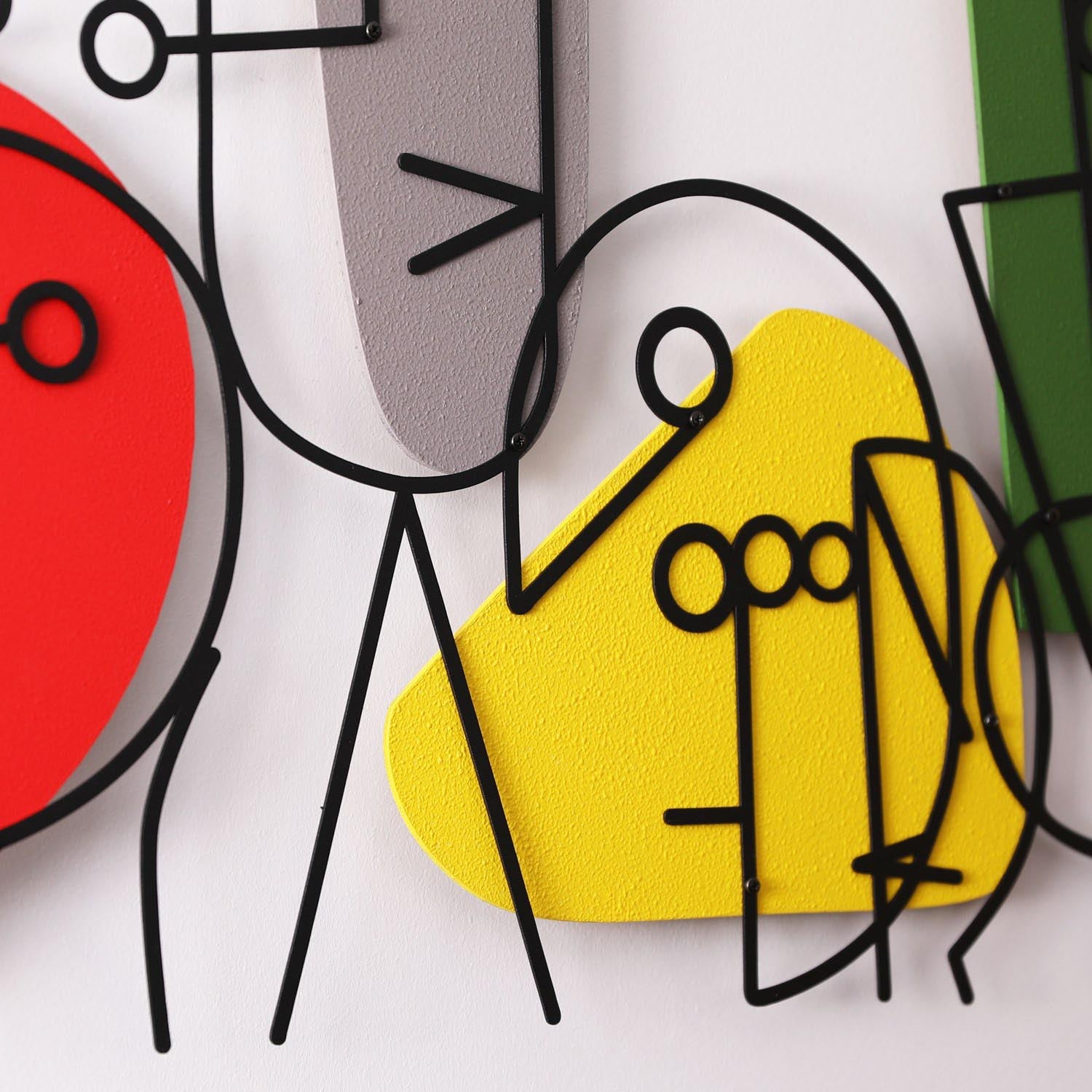 Entdecken Sie die Kubizm 16 Wanddeko von Wallity – ein stilvolles Metall- und Holzkunstwerk, das jedem Raum Eleganz und Charme verleiht.