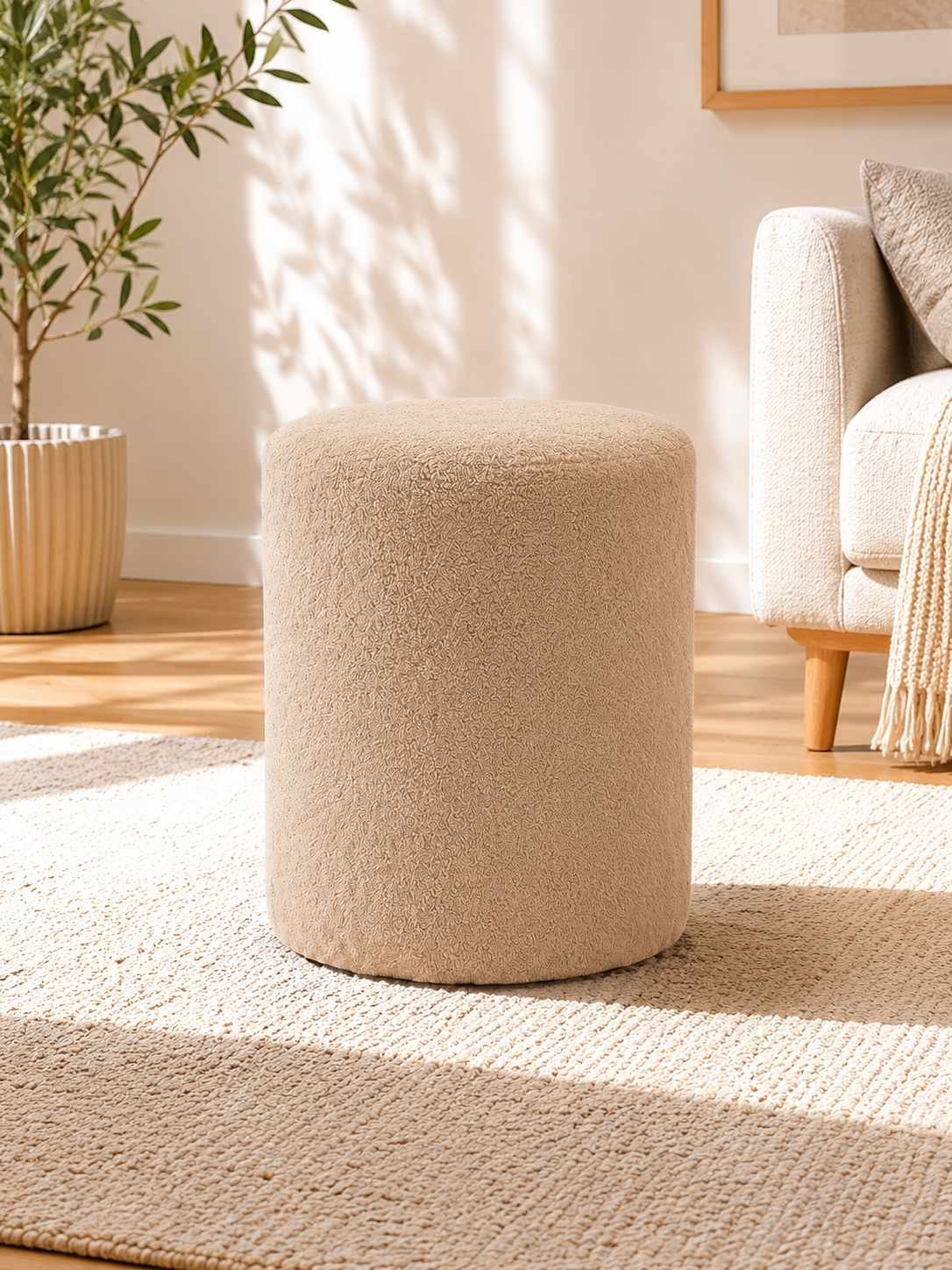 Runder Pouf in Cappuccino von Hanah Home, Wellsoft-Stoffbezug, Kunststoffbeine, Durchmesser 40 cm, Höhe 45 cm, freigestellt fotografiert