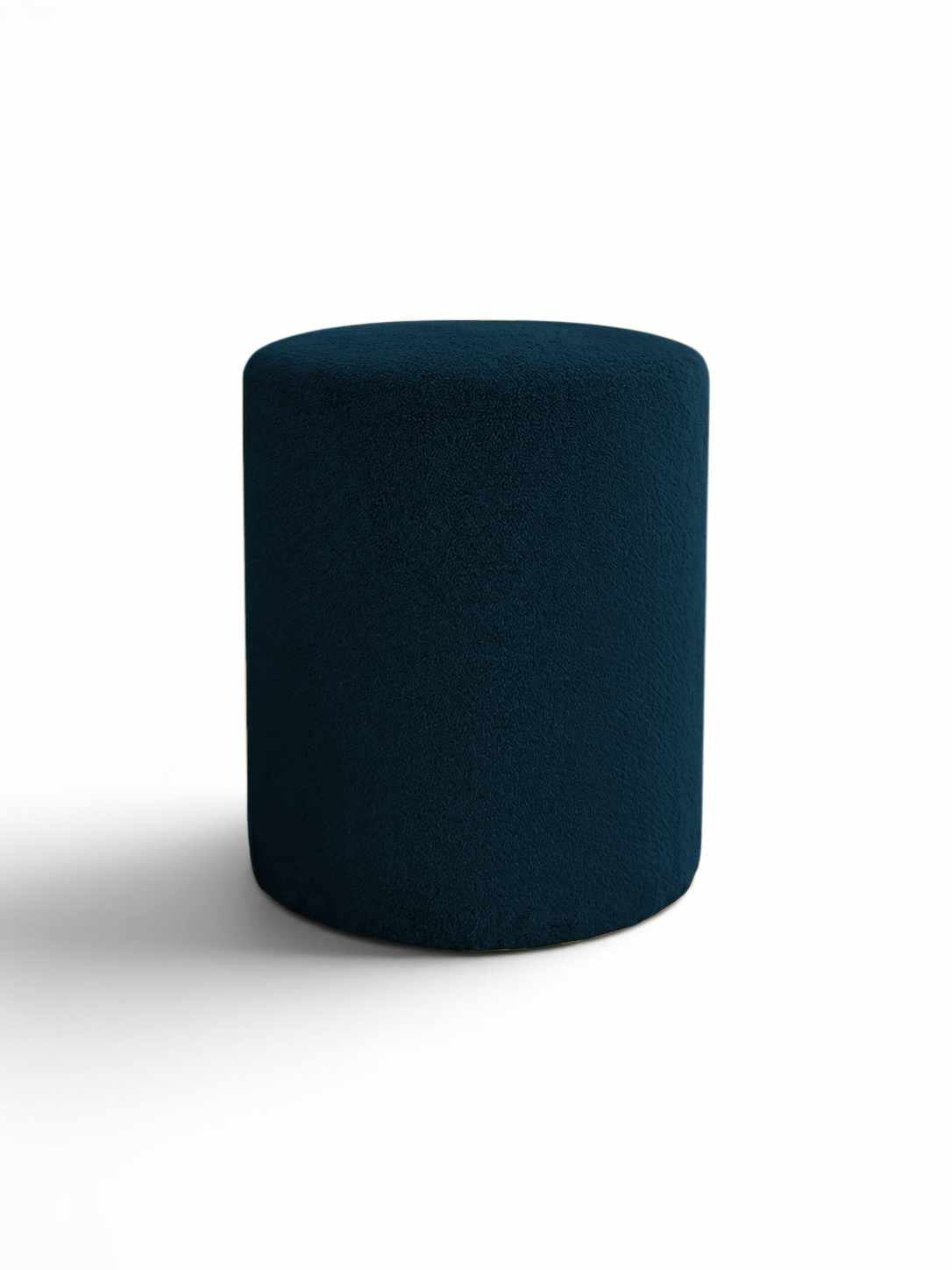Runder blauer Pouf von Hanah Home mit Wellsoft-Stoffbezug, Kunststoffbeinen und gepolsterter Sitzfläche, Durchmesser 40 cm.