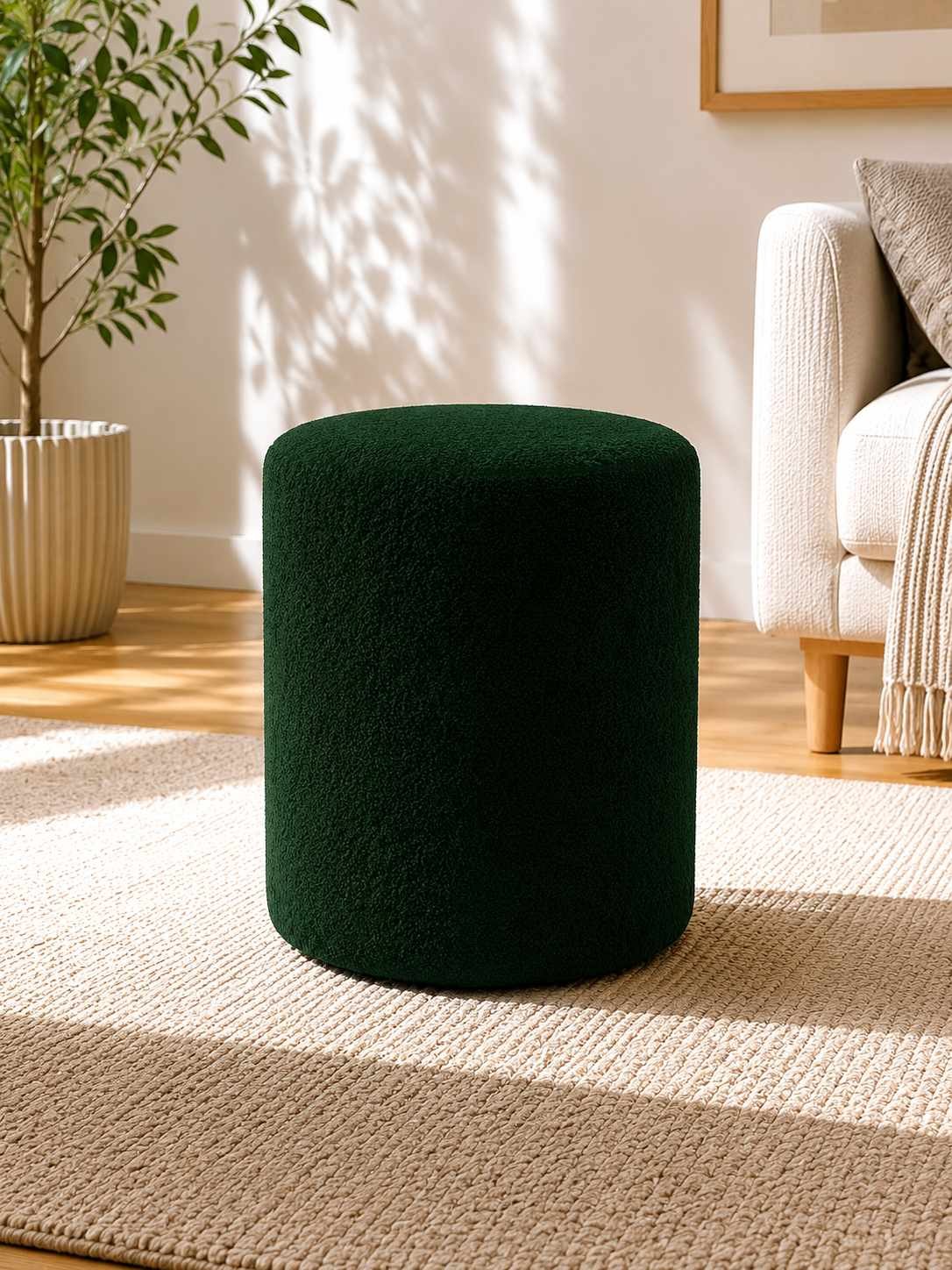 Grüner runder Pouf Az-Sln-02 von Hanah Home mit Wellsoft-Stoffbezug, Spanplattensitz und Kunststoffbeinen, Durchmesser 40 cm, Höhe 45 cm.