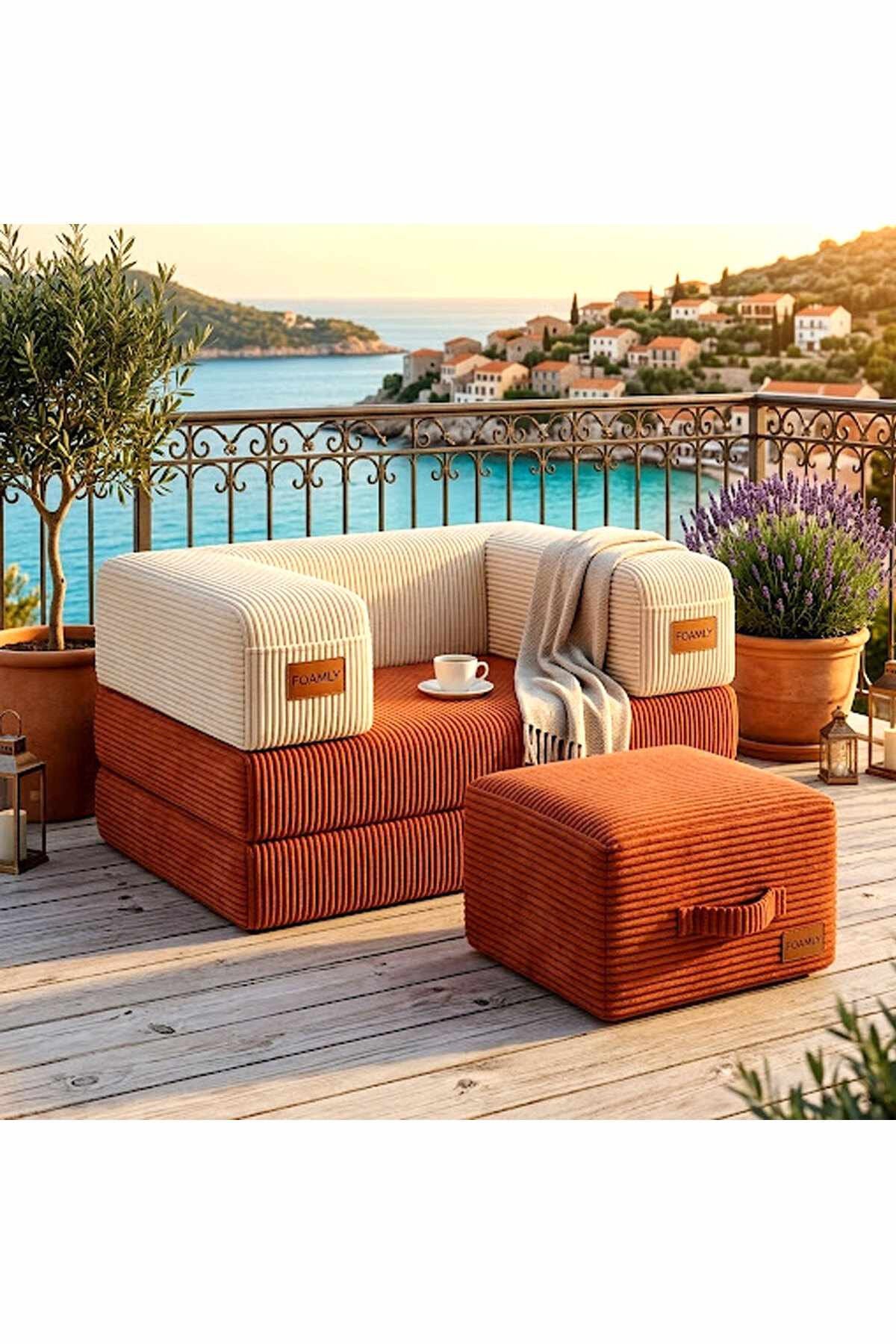 1-Sitzer Sofa und passender Pouf von Hanah Home in Ziegelrot und Creme, Bezug aus Polyester und Leinen, mit zwei Kissen und rutschfester Sohle.