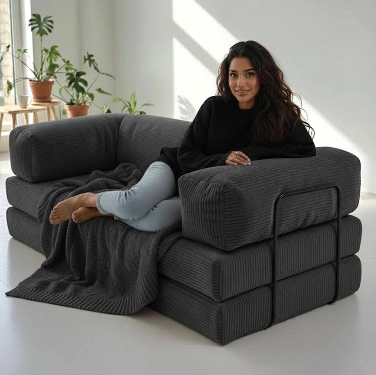 Graues 3-Sitzer Sofa Inci in Fume von Hanah Home mit Polyester-Leinen-Bezug, zwei Kissen und sichtbaren Eisenstützstreben im Wohnraum.