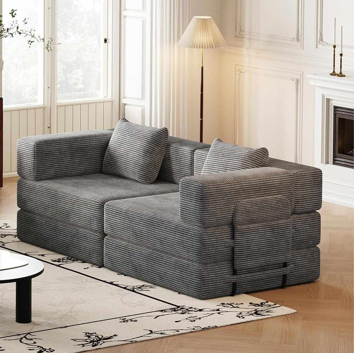 Graues 3-Sitzer Schlafsofa von Hanah Home aus Polyester-Leinen-Stoff mit Eisen-Stützstreben, zwei Kissen und rutschfester Sohle.