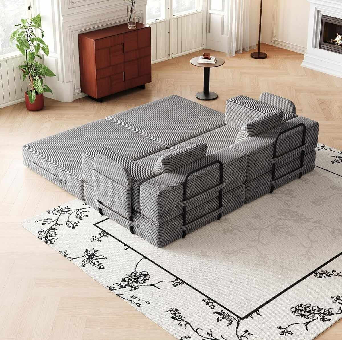 Graues 3-Sitzer Schlafsofa von Hanah Home aus Polyester-Leinen-Stoff mit Eisen-Stützstreben, zwei Kissen und rutschfester Sohle.