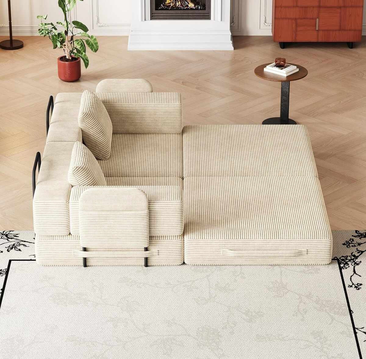 Cremefarbenes 3-Sitzer Schlafsofa aus Polyester/Leinen mit Eisengestell, zwei Kissen und ausziehbarer Liegefläche in Türkei produziert.