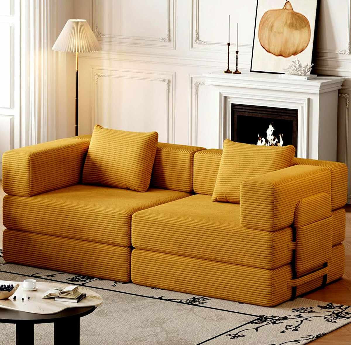 Senfgelbes 3-Sitzer Schlafsofa aus Polyester/Leinen mit Schaumstofffüllung, Eisenstützstreben und zwei Kissen, Frontalansicht auf hellem Hintergrund.