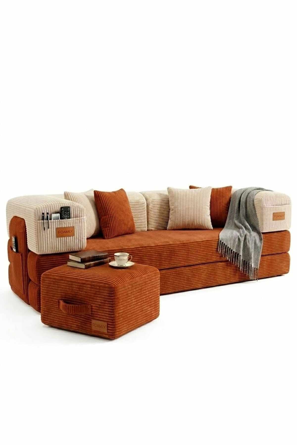 Dreisitzer-Schlafsofa aus Polyester-Leinen-Stoff in Ziegelrot und Creme mit vier Kissen und passendem Hocker, sichtbare Eisen-Stützstreben.