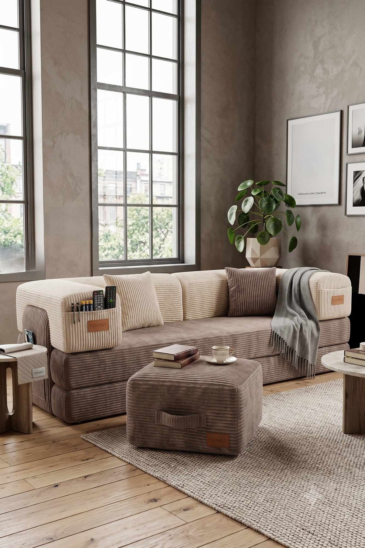 Foto eines 3-Sitzer Schlafsofas in Mink und Creme aus Polyester-Leinen-Stoff mit vier Kissen und passendem Hocker, ausgeklappt als Bett sichtbar.