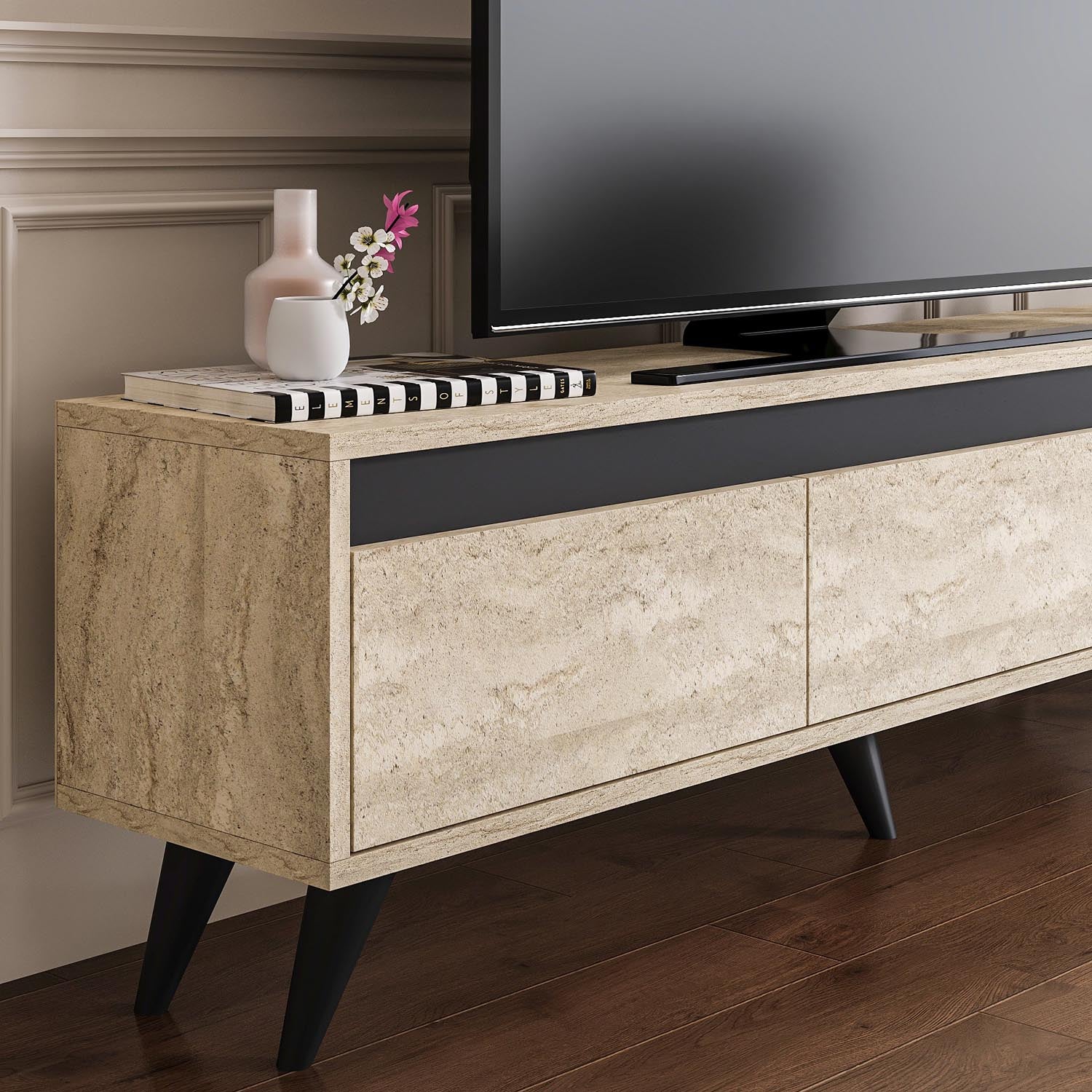 Verleihen Sie Ihrem Wohnraum mit dem Century Sideboard von Hanah Home in edlem Travertin und Anthrazit einen Hauch von Luxus und Funktionalität.
