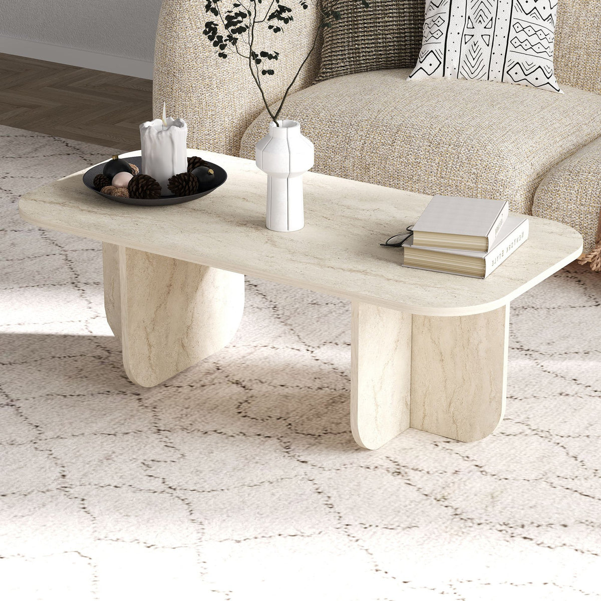 Rechteckiger Couchtisch Becaj von Hanah Home in Travertin-Farbe mit Marmor-Optik, Oberfläche aus melaminbeschichteter Spanplatte, Masse 120x60x41,4 cm.