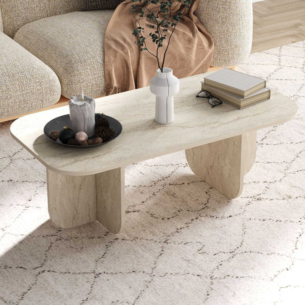 Rechteckiger Couchtisch Becaj von Hanah Home in Travertin-Farbe mit Marmor-Optik, Oberfläche aus melaminbeschichteter Spanplatte, Masse 120x60x41,4 cm.