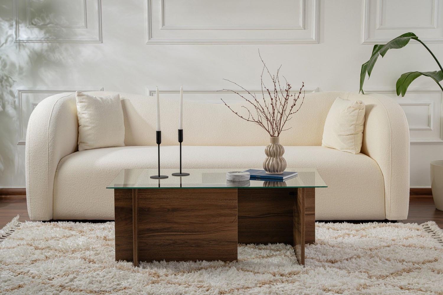 Entdecken Sie den Vetrino Sofatisch aus Walnuss von Nordure – ein elegantes Möbelstück, das Stil und Funktionalität perfekt kombiniert.