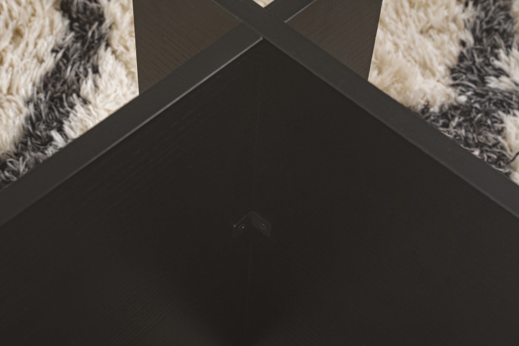 Entdecken Sie den Vetrino Sofatisch in stilvollem Holz Schwarz von Nordure – ein eleganter Tisch, der jedem Raum einen Hauch von Luxus verleiht.