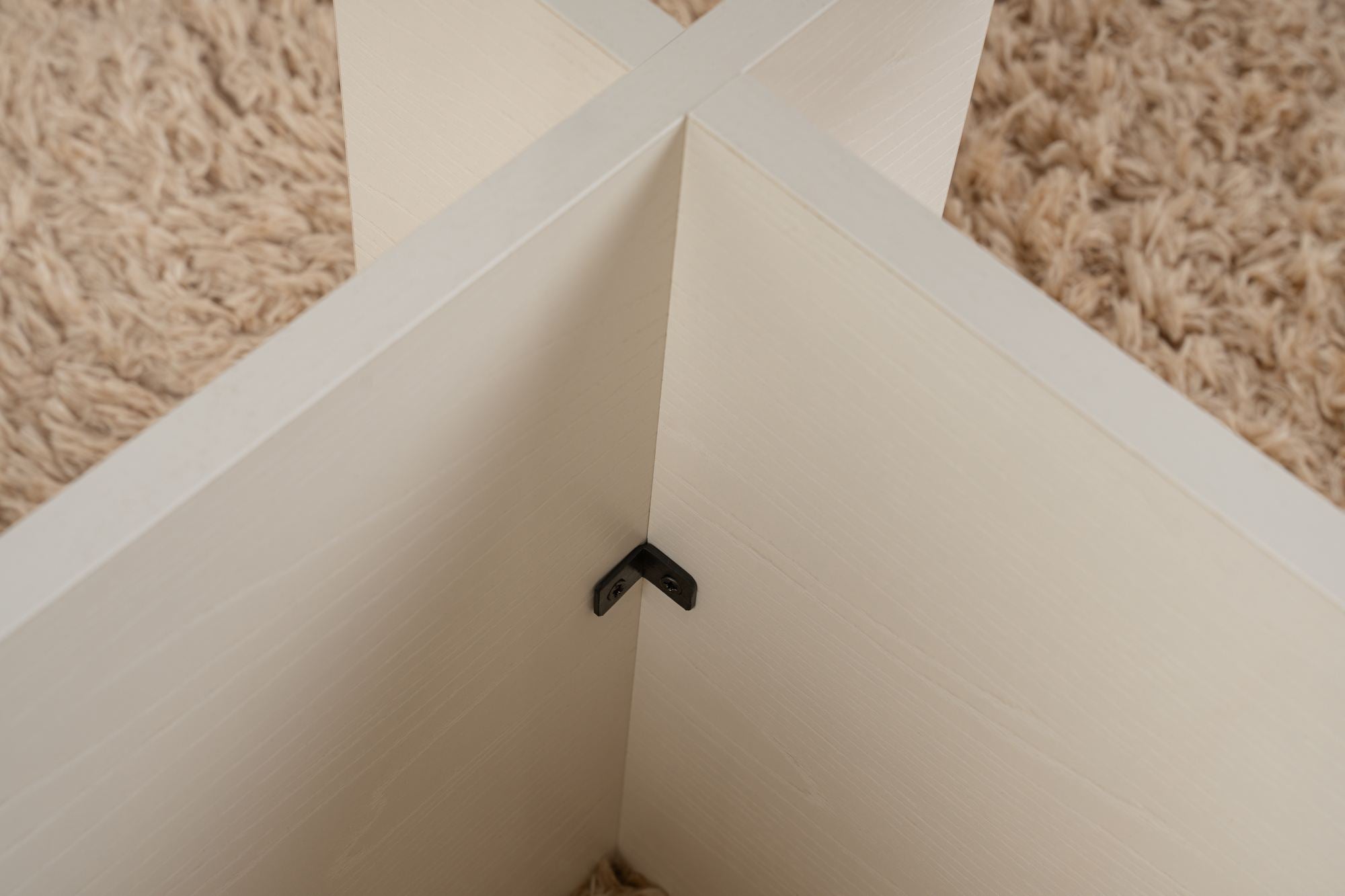 Der Vetrino Sofatisch in elegantem Holz Weiß von Nordure ist die ideale Wahl für ein modernes Zuhause. Stilvoll und funktional, setzt er Akzente.