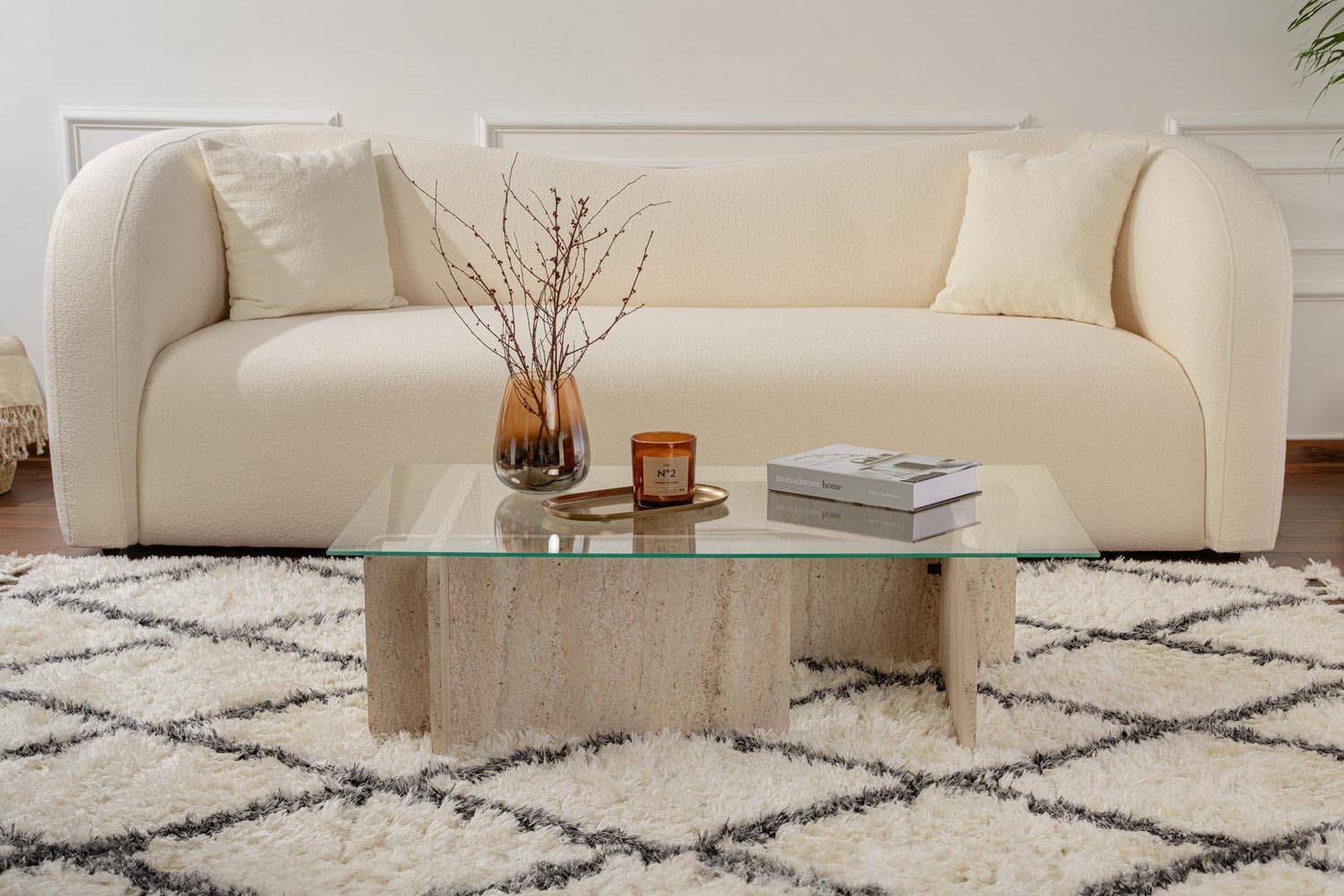 Entdecken Sie den Flavio Sofatisch aus Travertin von Nordure – ein stilvolles Highlight für Ihr Zuhause, das Eleganz und Langlebigkeit vereint.