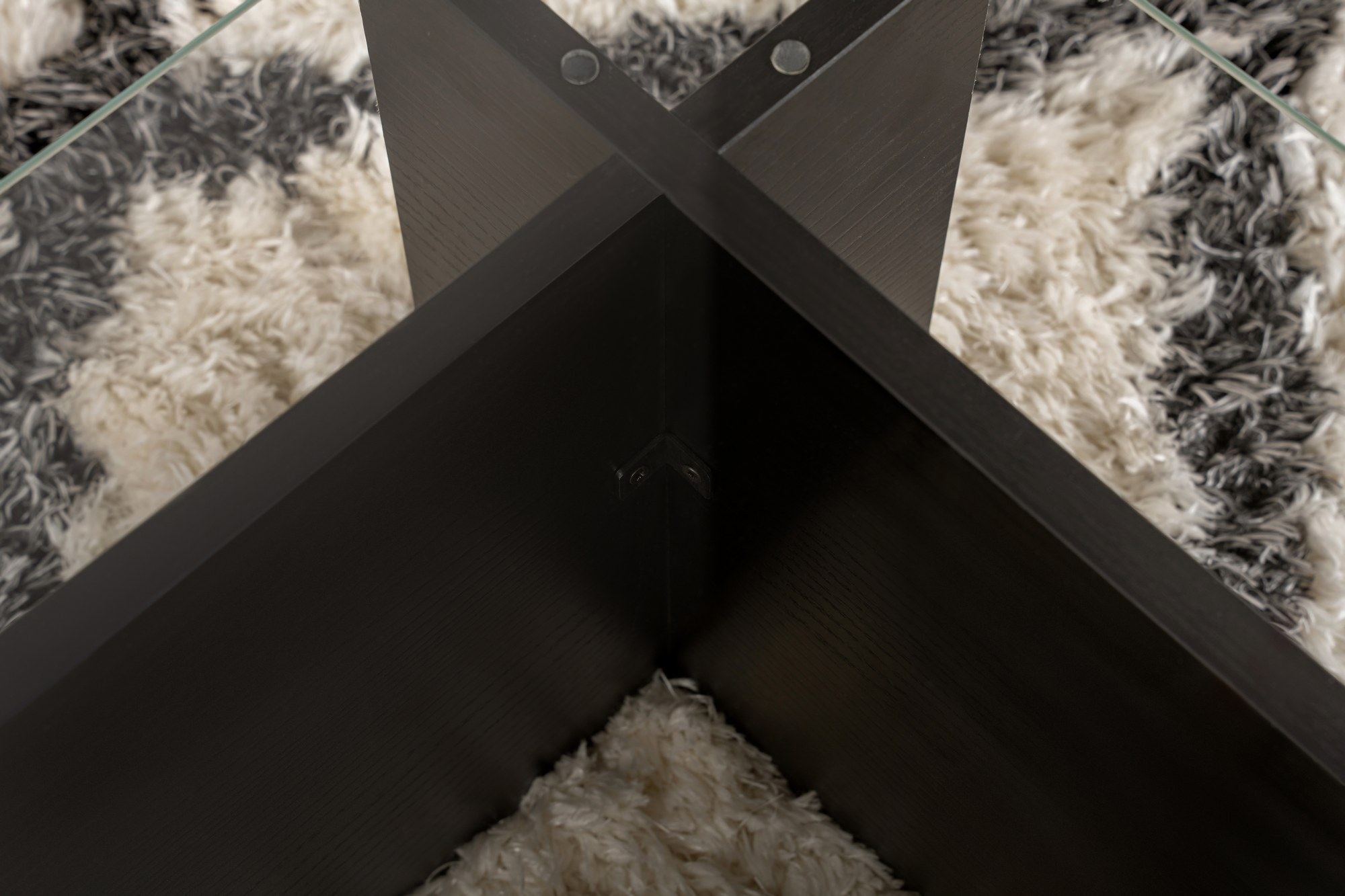 Entdecken Sie den Flavio Sofatisch in Holz Schwarz von Nordure – ein eleganter, robuster Tisch, der Ihrem Wohnraum Stil und Funktionalität verleiht.