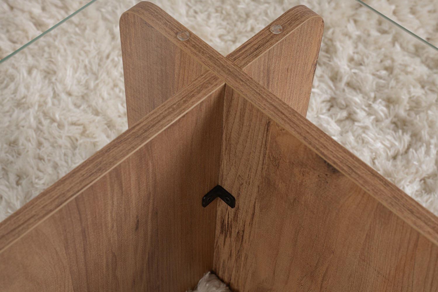 Entdecken Sie den Flavio Sofatisch aus Atlantischer Kiefer – ein eleganter Tisch, der Wärme und Stil in Ihr Zuhause bringt.