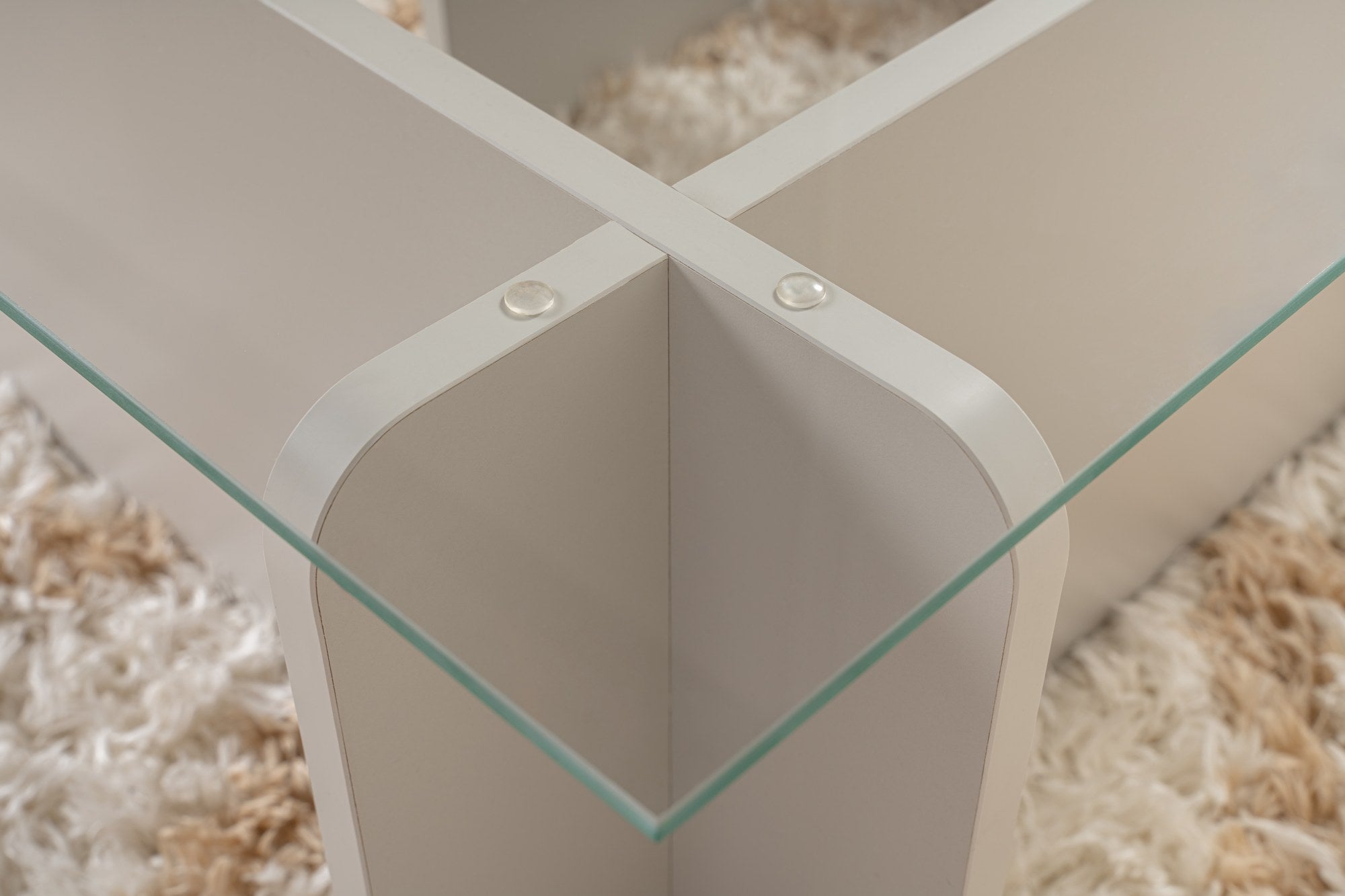 Erleben Sie den Flavio Sofatisch in stilvollem Grau von Nordure – ein eleganter, langlebiger Couchtisch aus gehärtetem Glas, der jedem Raum einen modernen Akzent verleiht.