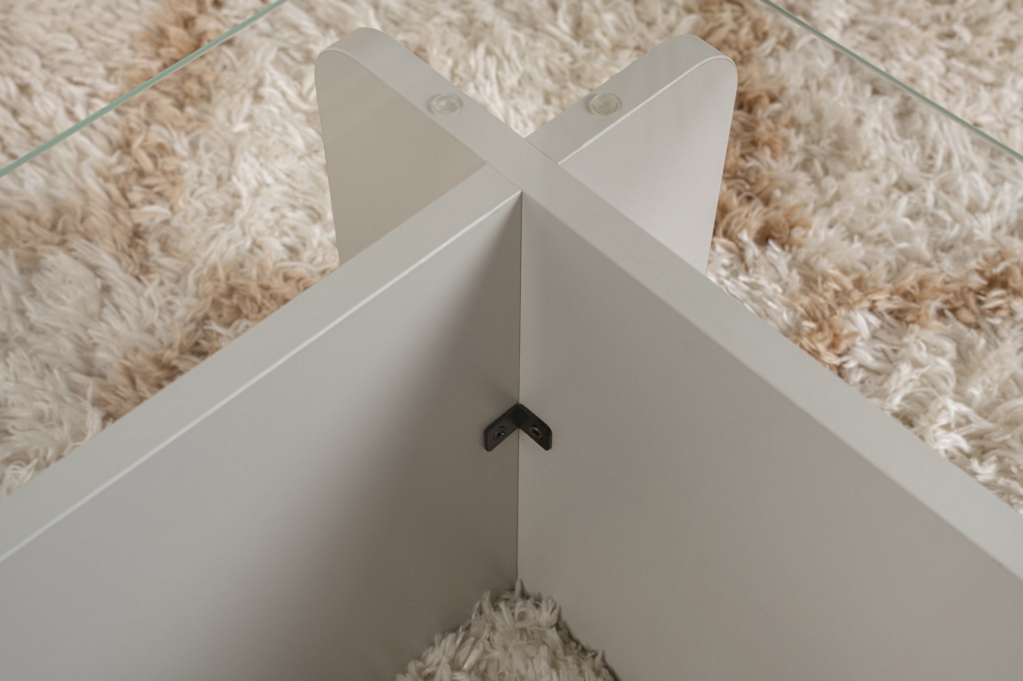 Entdecken Sie den Flavio Sofatisch in elegantem Grau von Nordure – ein zeitloses Möbelstück aus robustem gehärtetem Glas, das Ihrem Wohnraum Stil und Funktionalität verleiht.