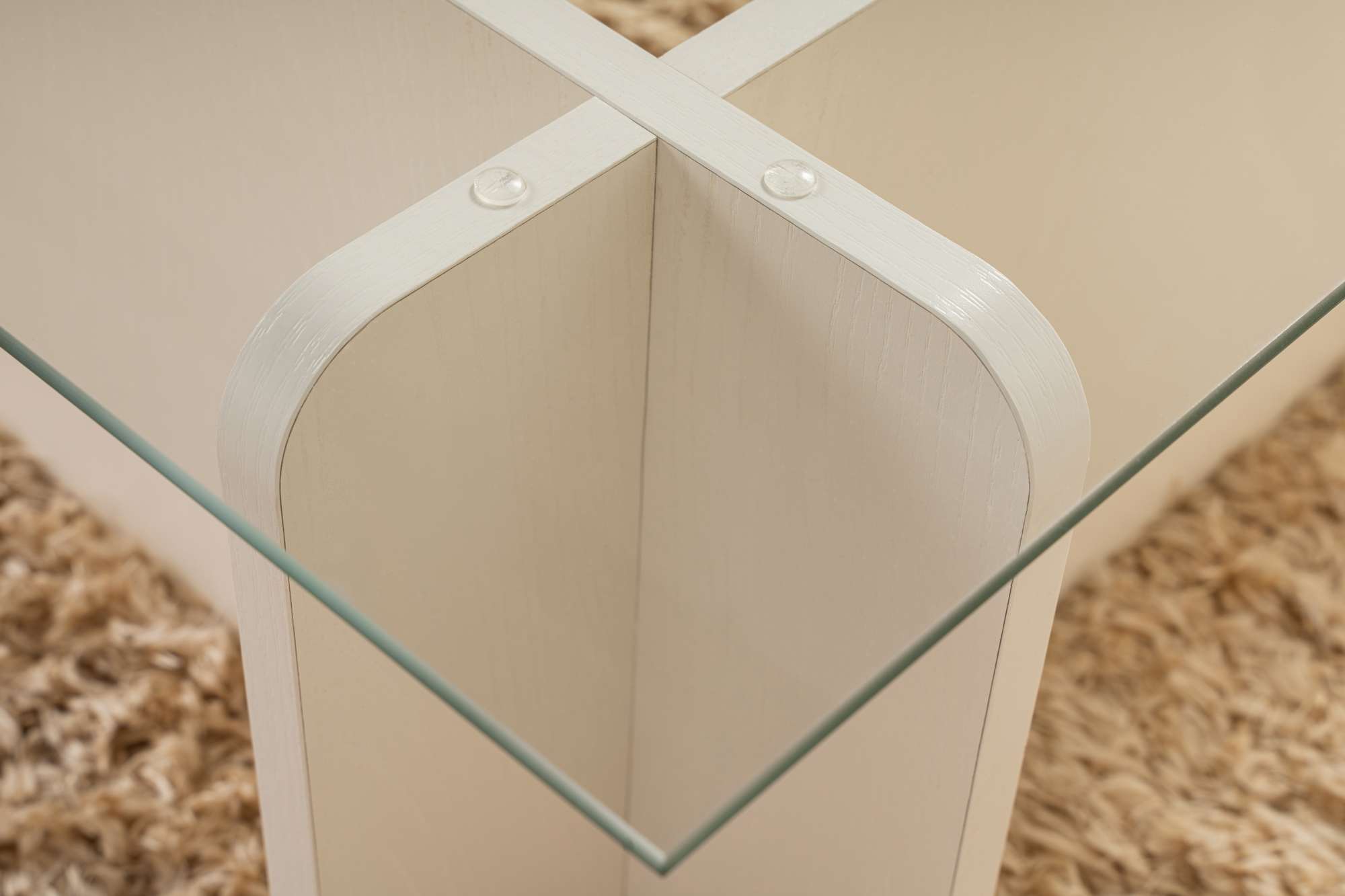 Erleben Sie den Flavio Sofatisch in Holz Weiß von Nordure – ein stilvoller, langlebiger Couchtisch, der Ihr Zuhause mit Eleganz und Gemütlichkeit bereichert.