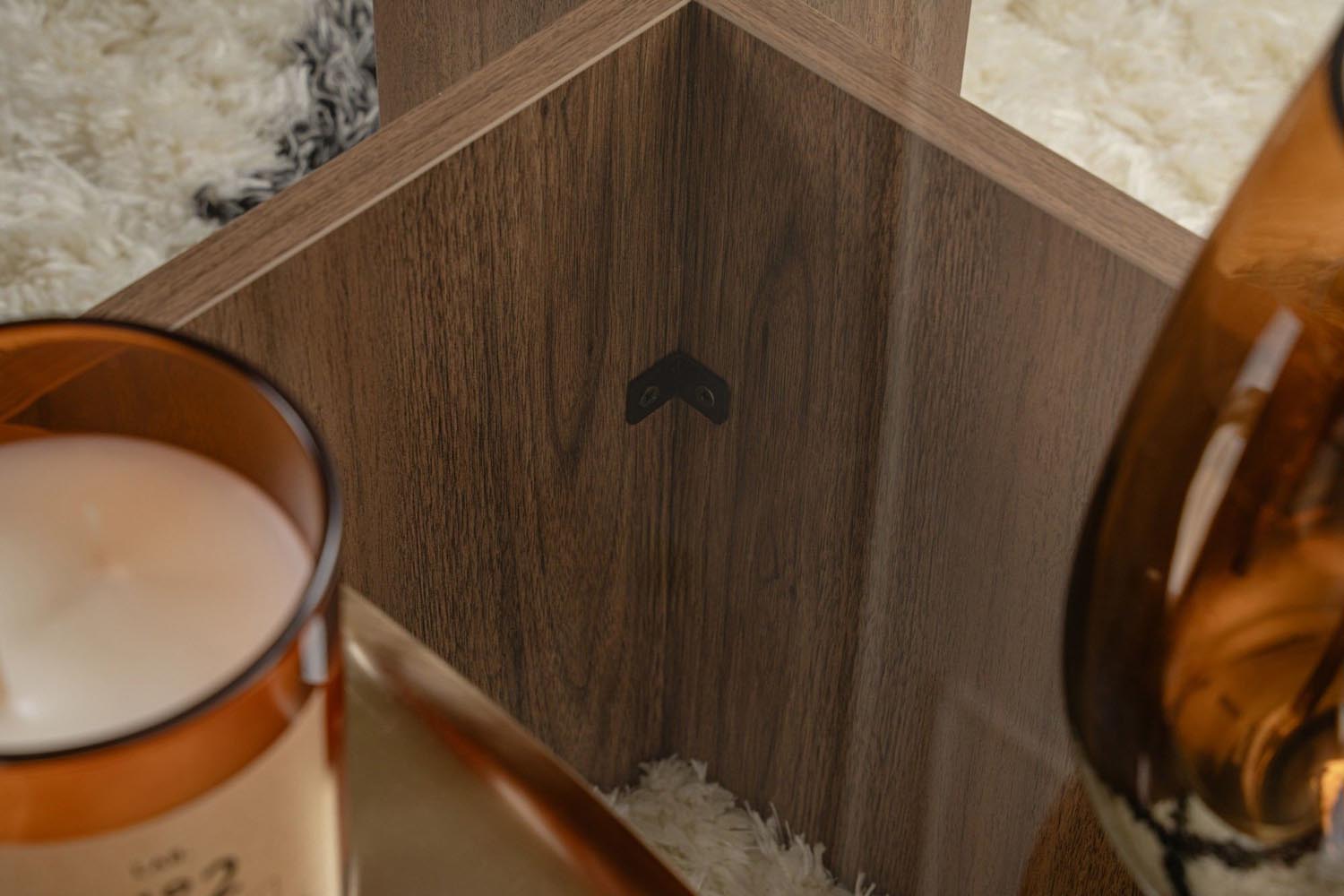 Verleihen Sie Ihrem Wohnraum mit dem Flavio Sofatisch in Walnuss von Nordure einen Hauch von Luxus. Elegantes Design trifft auf Funktionalität.