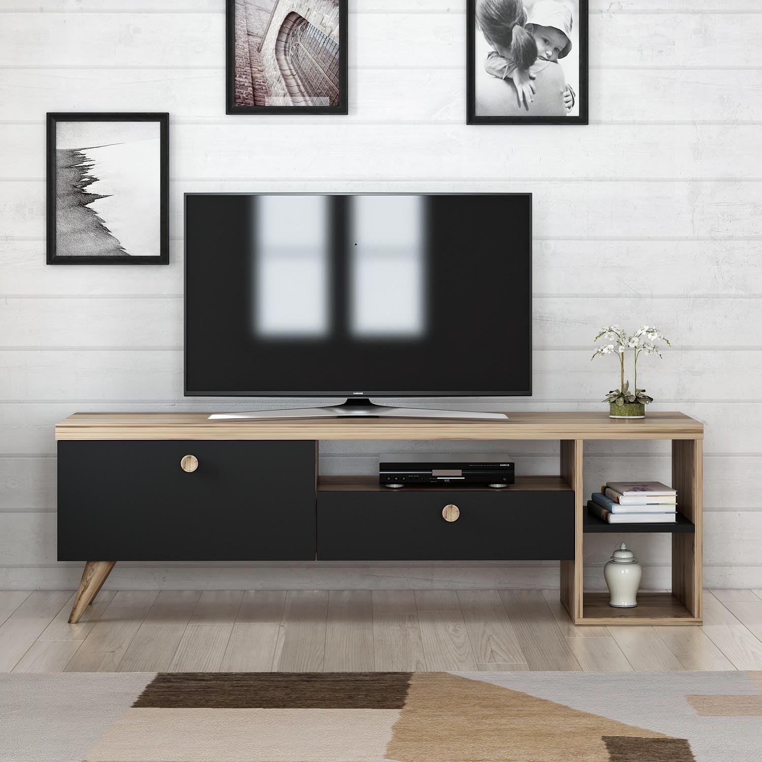 Entdecken Sie das Parion Sideboard in Schwarzer Eiche von Hanah Home – stilvolles Design trifft auf praktische Aufbewahrung für Ihr Zuhause.