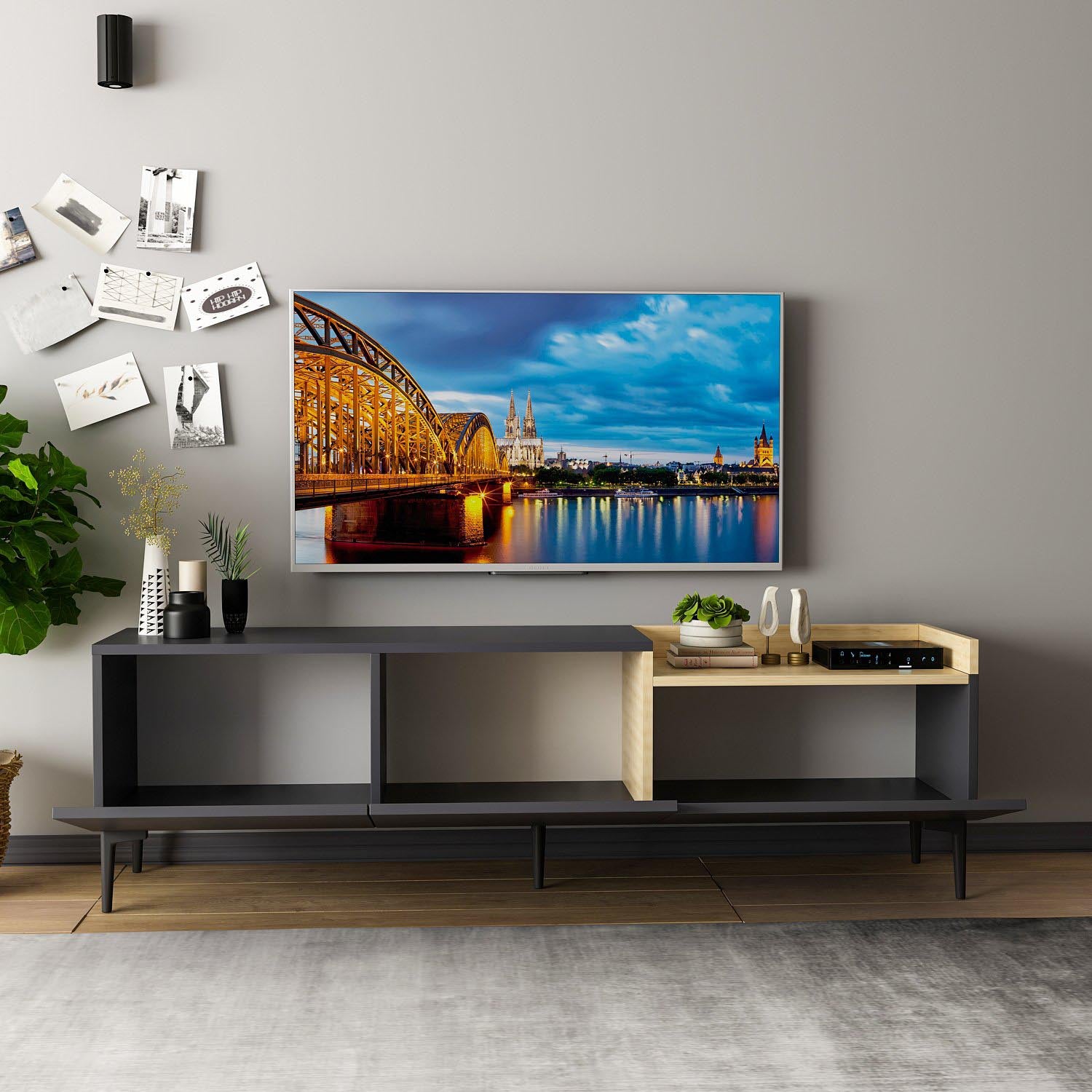 Verleihen Sie Ihrem Wohnraum mit dem Mia Sideboard in elegantem Anthrazit von Hanah Home einen Hauch von modernem Chic und praktischer Eleganz.