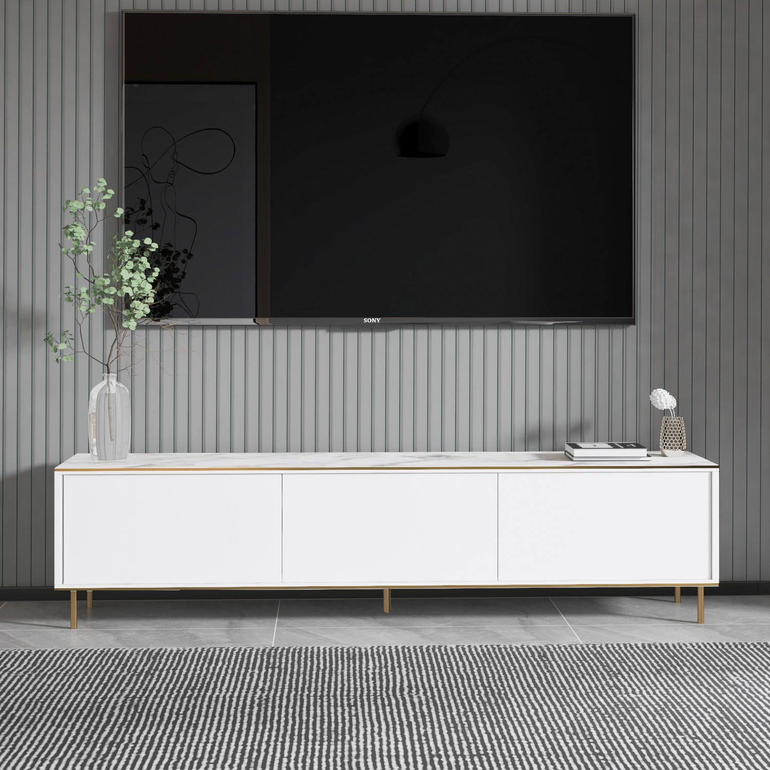 Entdecken Sie das Imaj Sideboard in Weißem Marmor mit Goldakzenten von Hanah Home – eine stilvolle Kombination aus Eleganz und Funktionalität für Ihr Zuhause.