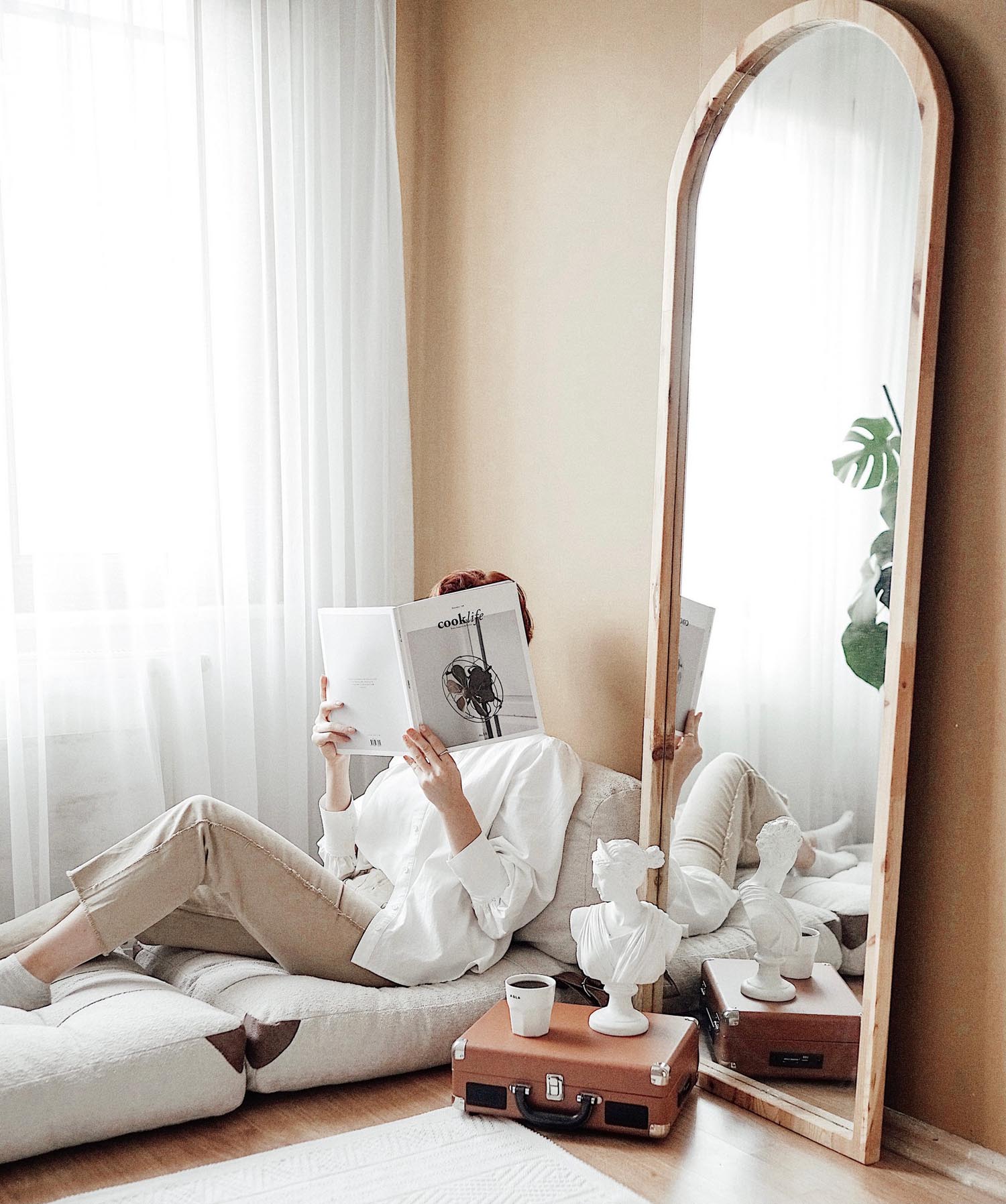 Erleben Sie das Fold Teddy Bettsofa in Sahne von Atelier Del Sofa – ein luxuriöses 1-Sitz-Schlafsofa, das mit seinem plüschigen Teddy-Stoff und eleganten Design jeden Raum aufwertet.