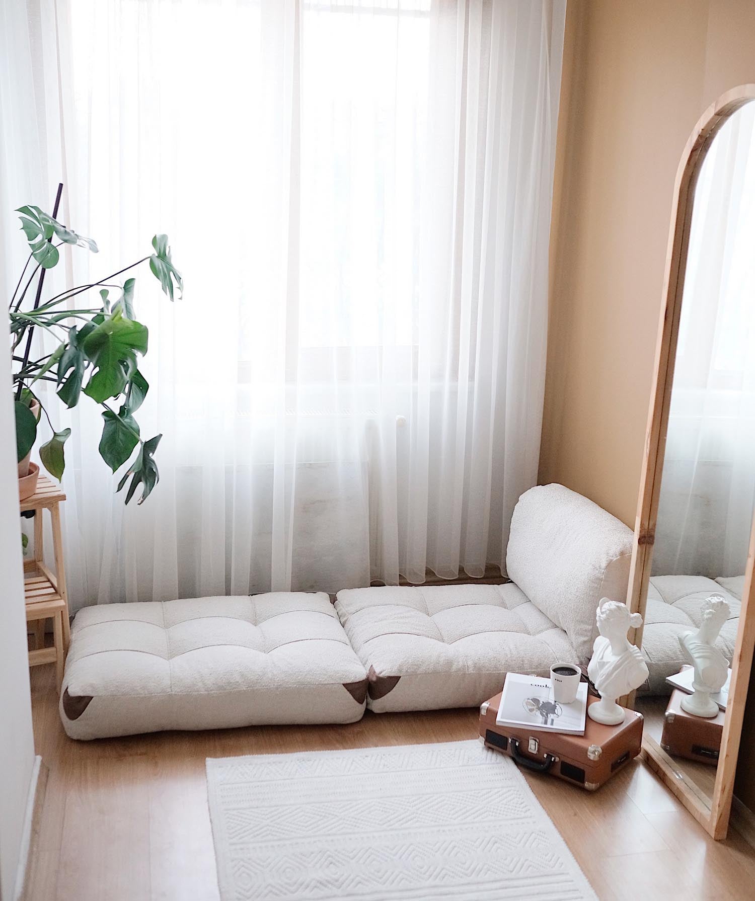 Erleben Sie das Fold Teddy Bettsofa in Sahne von Atelier Del Sofa – ein luxuriöses 1-Sitz-Schlafsofa, das mit seinem plüschigen Teddy-Stoff und eleganten Design jeden Raum aufwertet.