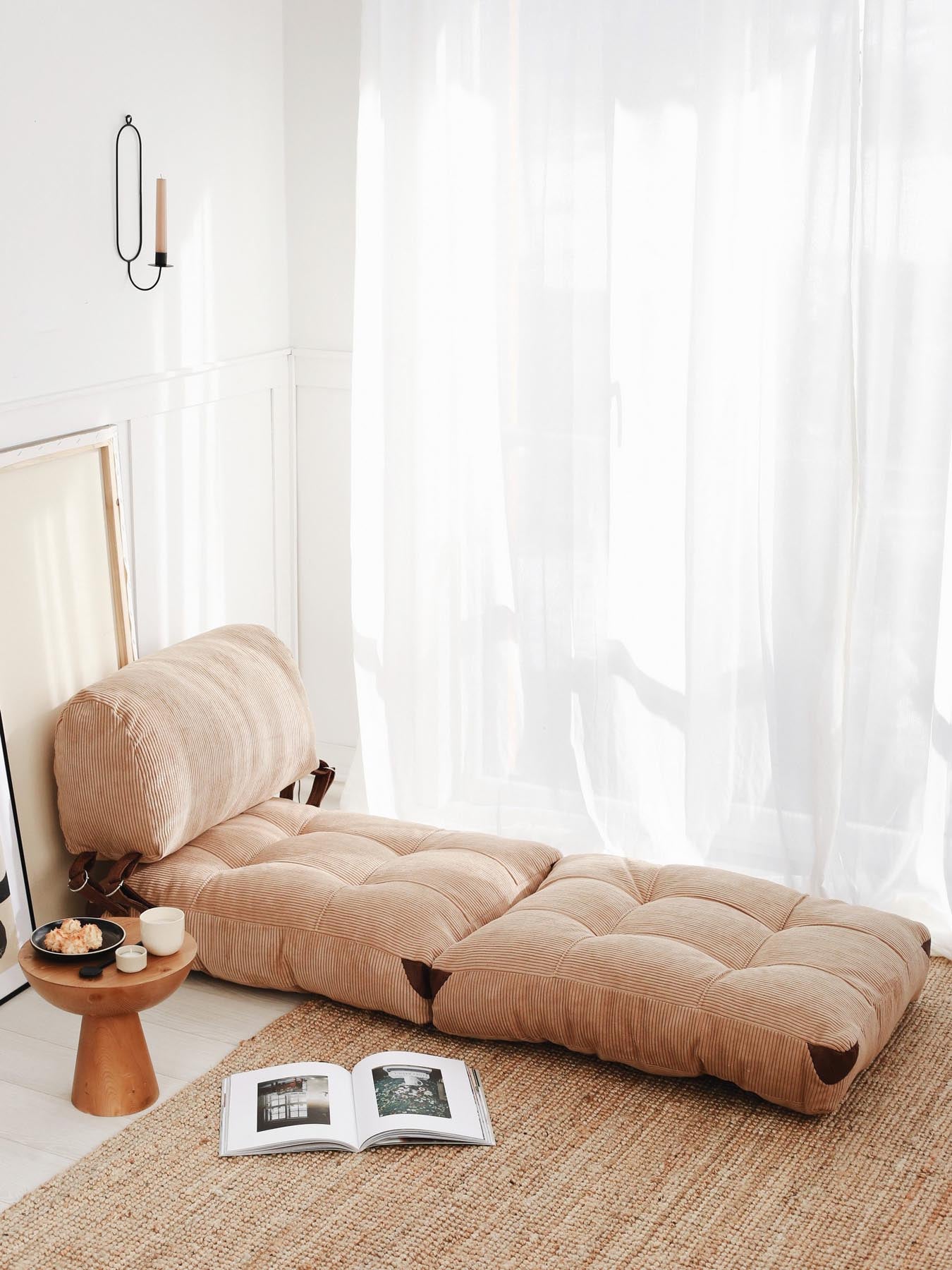 Erleben Sie das Fold Kadife Bettsofa in Kamel von Atelier Del Sofa – ein elegantes, vielseitiges Möbelstück, das Komfort und Stil vereint.