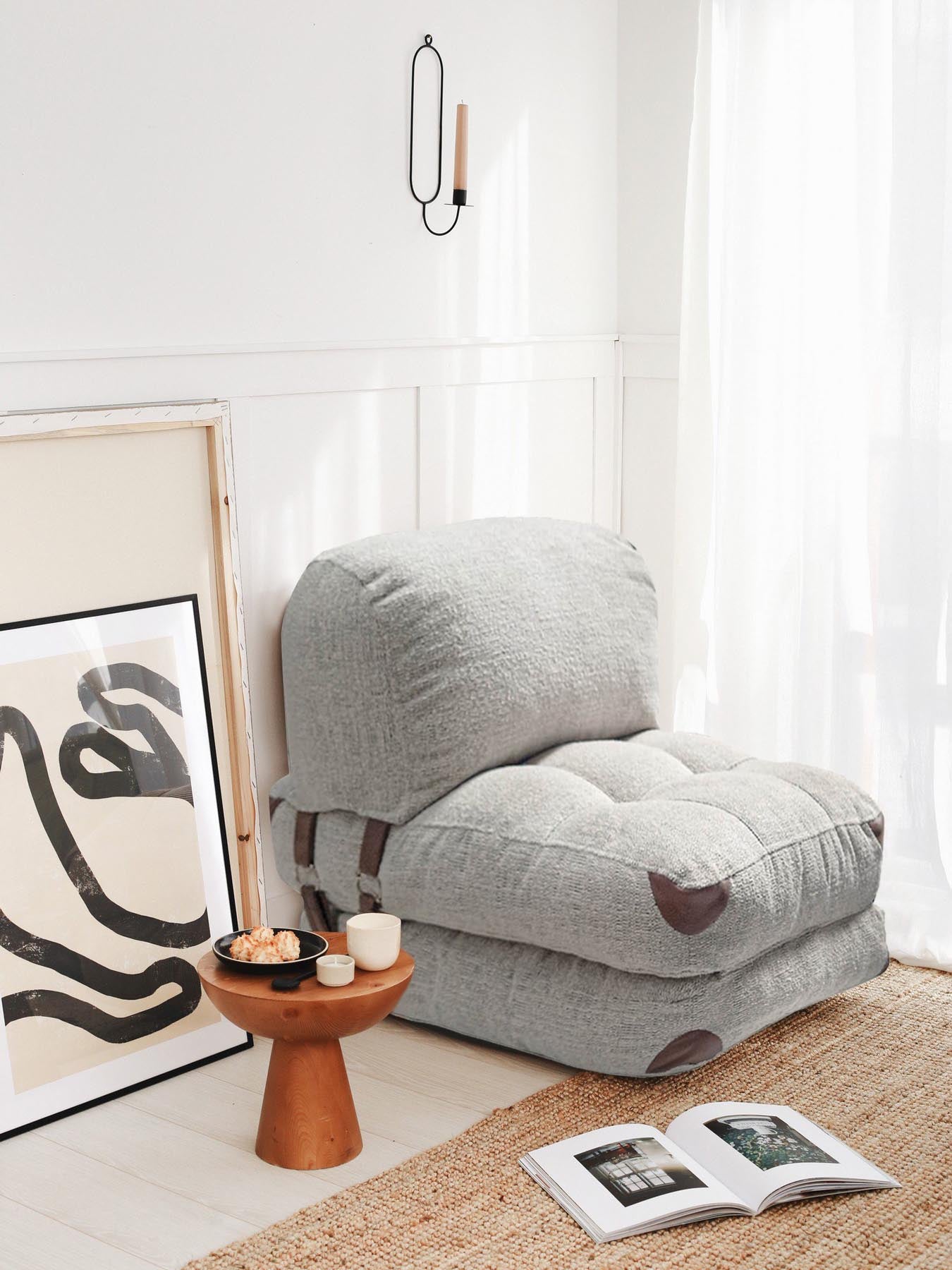 Entdecken Sie das Fold Teddy Bettsofa in Grau von Atelier Del Sofa – ein stilvolles 1-Sitz-Sofa-Bett, das Komfort und Eleganz vereint.