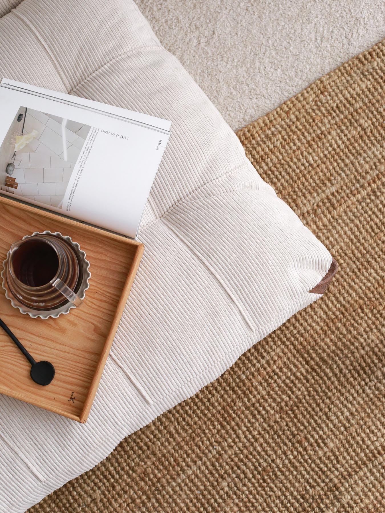 Erleben Sie das Fold Kadife 2 Bettsofa in Weiß – ein luxuriöses 2-Sitzer Schlafsofa, das Komfort und Stil vereint und ideal für kleine Räume ist!