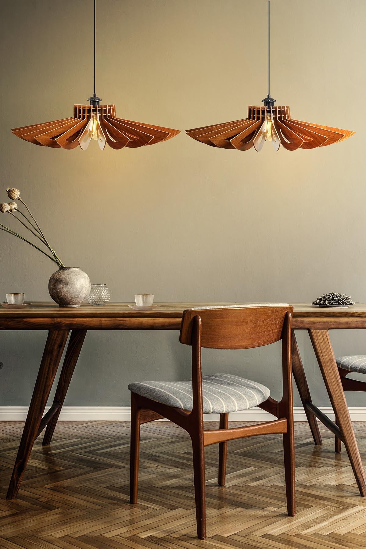 Entdecken Sie die elegante 159 Pendelleuchte in Walnuss von Opviq. Ein stilvolles Highlight für Ihr Zuhause, das Atmosphäre und Charme verleiht.