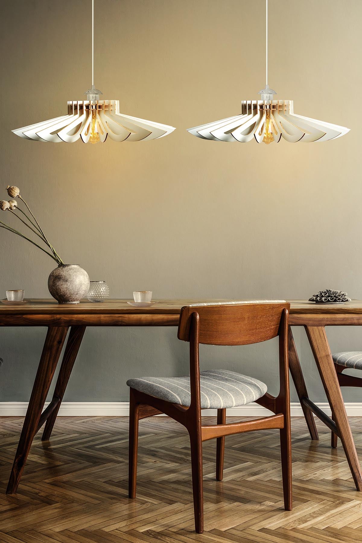 Entdecken Sie die elegante 160 Pendelleuchte in Weiß von Opviq. Ihr einzigartiges Design und die verstellbare Höhe schaffen eine stilvolle Atmosphäre in jedem Raum.