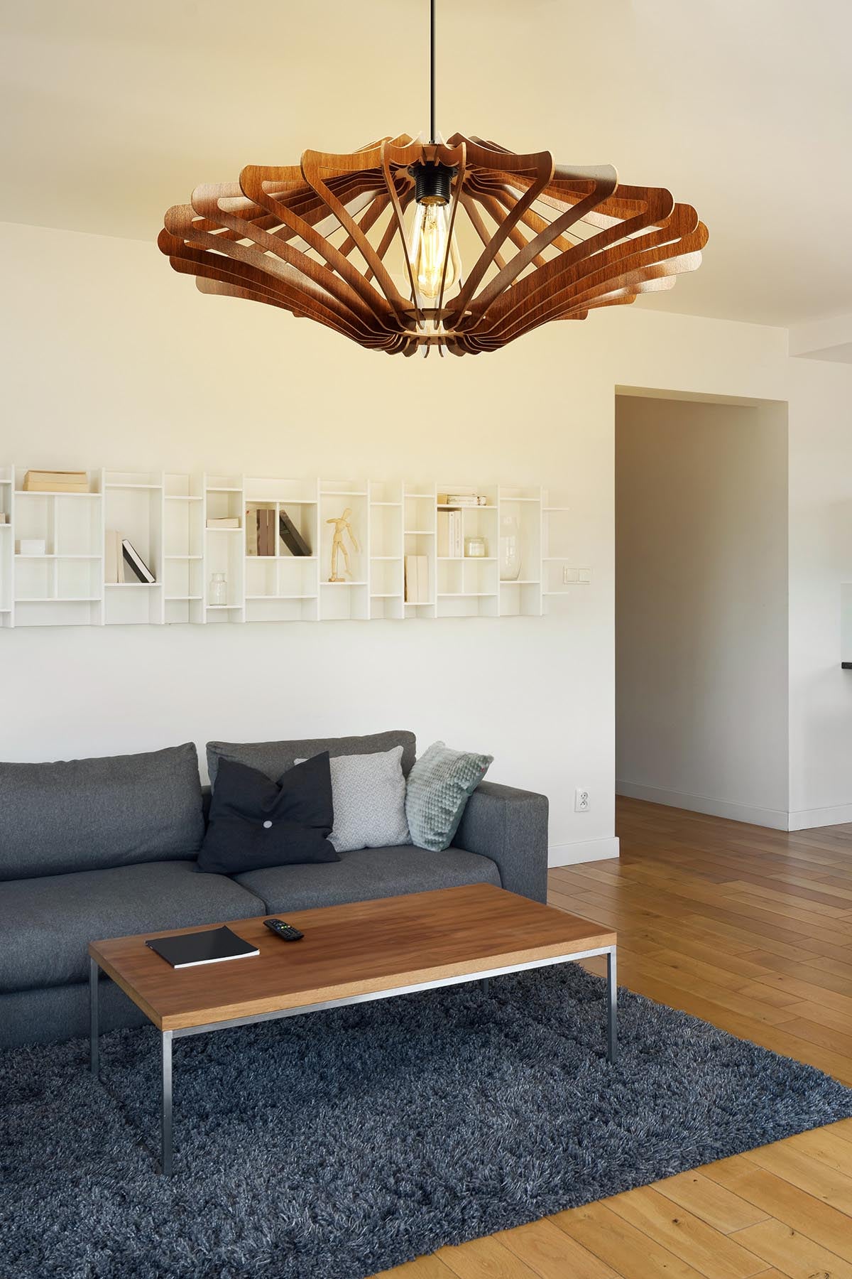171 Pendellampe - Walnuss in Walnuss präsentiert im Onlineshop von KAQTU Design AG. Pendelleuchte ist von Opviq