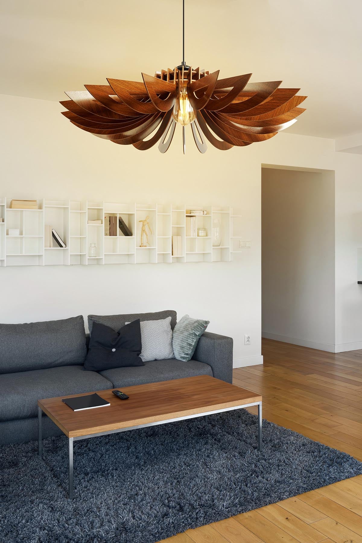 159 Pendellampe - Walnuss in Walnuss präsentiert im Onlineshop von KAQTU Design AG. Pendelleuchte ist von Opviq