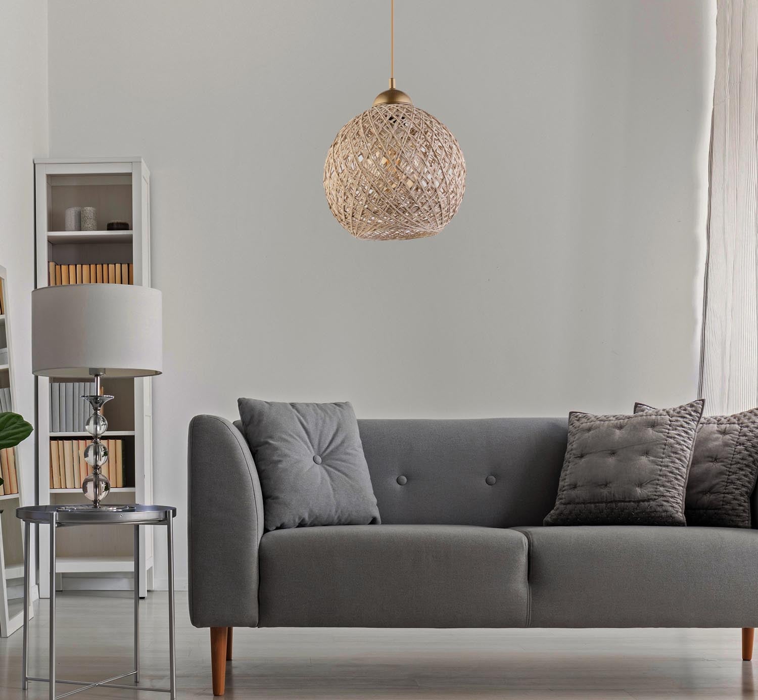 Erleben Sie die handgefertigte Pendelleuchte 190 von Opviq. Ihr rustikales Design in Braun und Weiß schafft eine einladende Atmosphäre und verleiht jedem Raum einen Hauch von Eleganz.