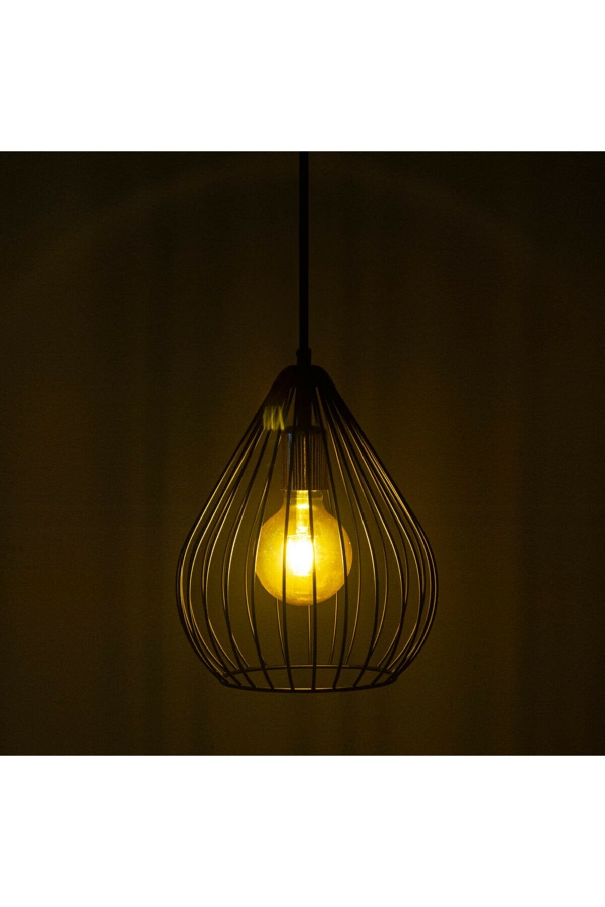 Elegante 205 Pendelleuchte von Opviq in Schwarz. Verleihen Sie Ihrem Raum mit ihrem einzigartigen Design und warmem Licht einen Hauch von Luxus.