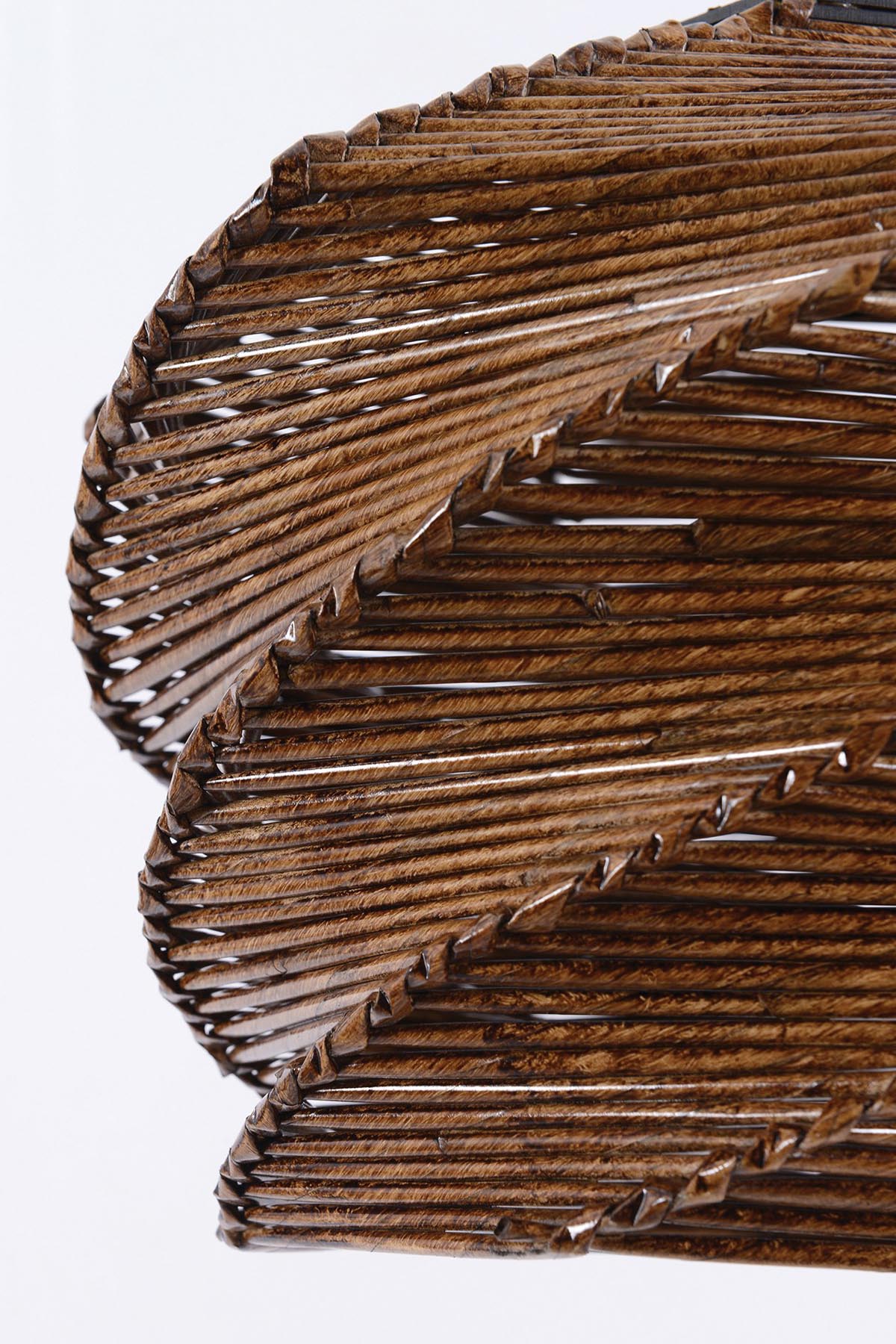 Entdecken Sie die Ruche Pendelleuchte - Antiquation von Opviq. Ein stilvoller Holzkronleuchter, der Wärme und skandinavische Eleganz in Ihr Zuhause bringt.