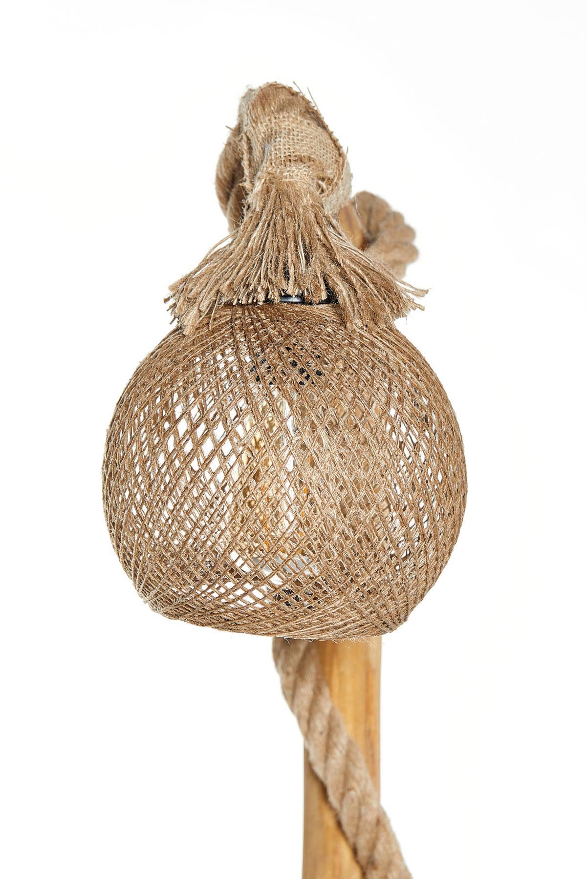 Erleben Sie die Arboretum Stehlampe von Opviq – eine elegante Holzlampe mit einzigartigen Doppelhauben, die Wärme und Charme in Ihr Zuhause bringt.