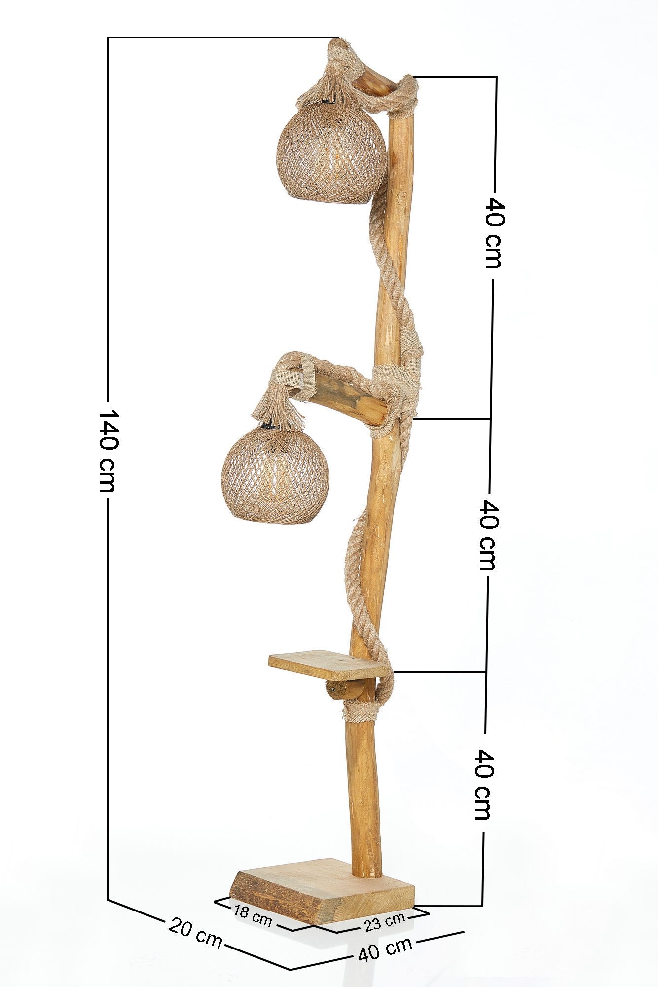 Erleben Sie die Arboretum Stehlampe von Opviq – eine elegante Holzlampe mit einzigartigen Doppelhauben, die rustikalen Charme und Wärme in Ihr Zuhause bringt.