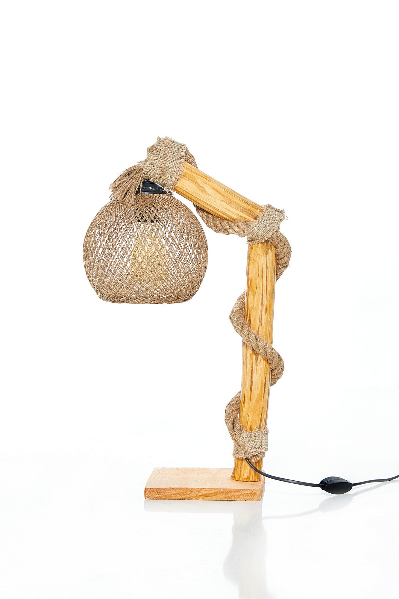Erleben Sie die Canata Stehlampe von Opviq – handgefertigt aus Holz und Jute, bringt sie natürlichen Charme und Gemütlichkeit in Ihr Zuhause.