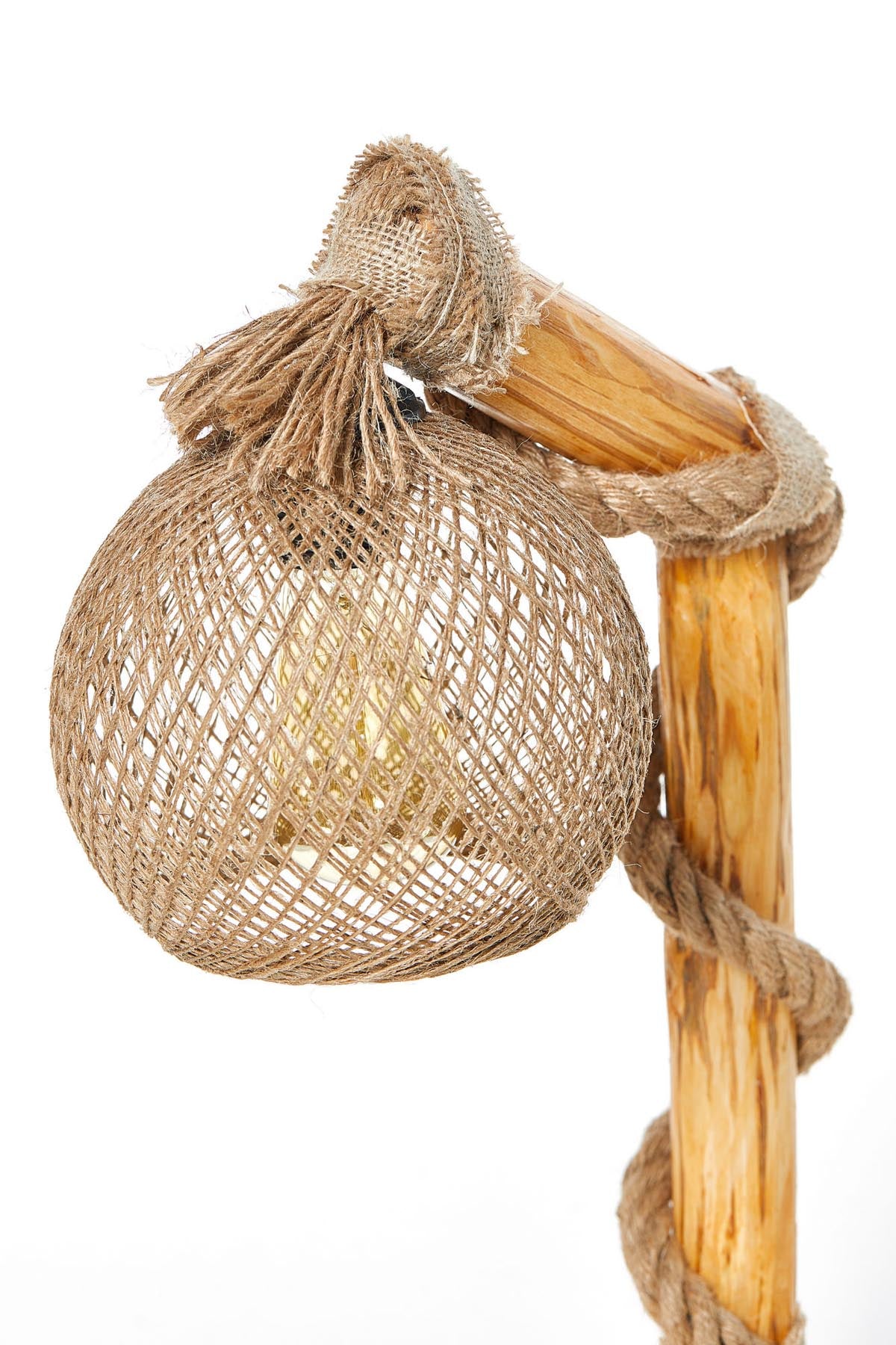 Erleben Sie die Canata Stehlampe von Opviq – ein handgefertigtes Kunstwerk aus Holz und Jute, das rustikalen Charme und Gemütlichkeit in Ihr Zuhause bringt.