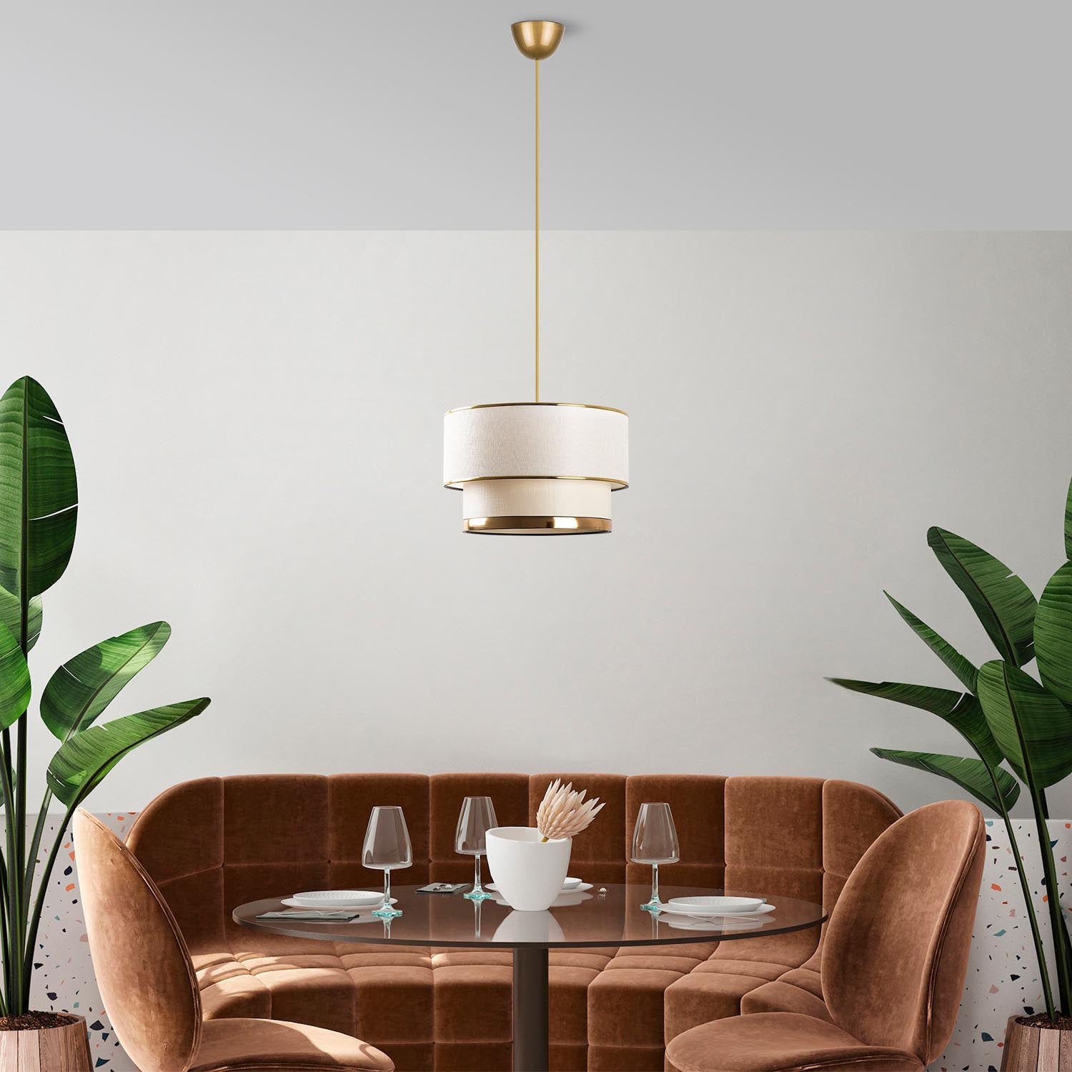 Entdecken Sie die elegante Cake Pendelleuchte in Creme und Gold von Opviq. Perfekt für stilvolle Wohnräume, schafft sie eine einladende Atmosphäre.