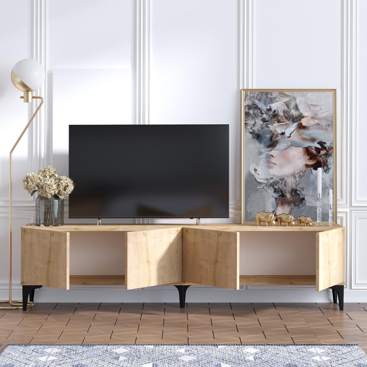 Verleihen Sie Ihrem Wohnzimmer mit dem Nora Sideboard in Saphir-Eiche von Hanah Home einen Hauch von Eleganz und optimalem Stauraum.
