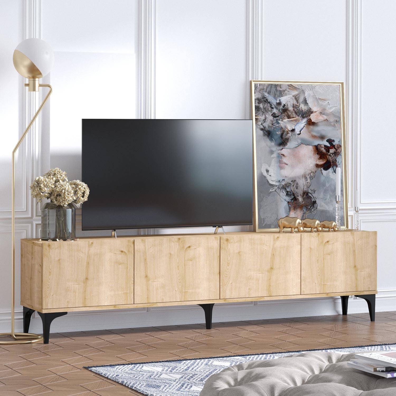 Entdecken Sie das Nora Sideboard in Saphir-Eiche von Hanah Home – stilvoll, funktional und ideal für ein organisiertes Wohnzimmer.