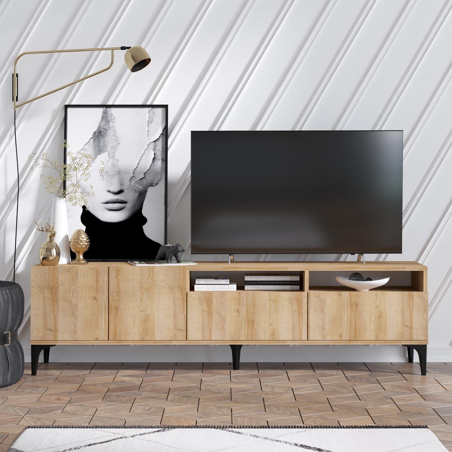 Entdecken Sie das elegante Ross Sideboard in Eiche von Hanah Home. Stilvolles Design trifft auf praktischen Stauraum für Ihr Wohnzimmer.