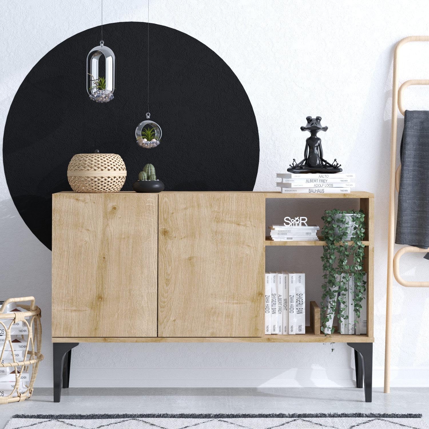 Entdecken Sie das Oscar High-Sideboard in Saphir-Eiche Schwarz von Hanah Home – eine stilvolle Fusion aus Eleganz und Funktionalität für Ihr Zuhause.